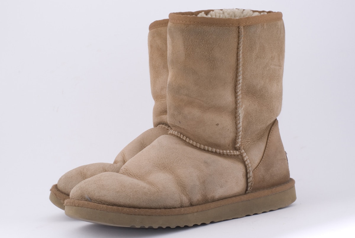 Zniszczone buty EMU UGG Wyblaknięta skóra butów EMU UGG