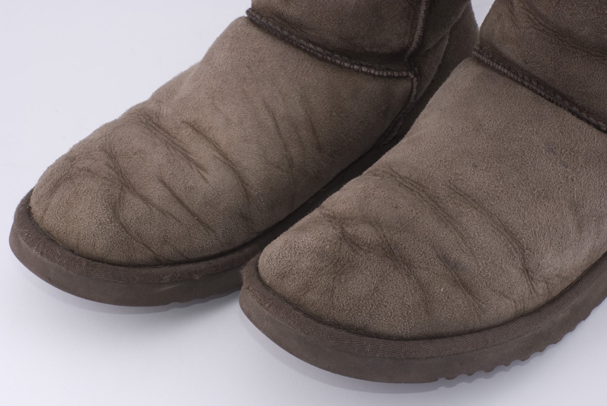 Wyblaknięta skóra w butach UGG Zniszczony zamszu w butach UGG