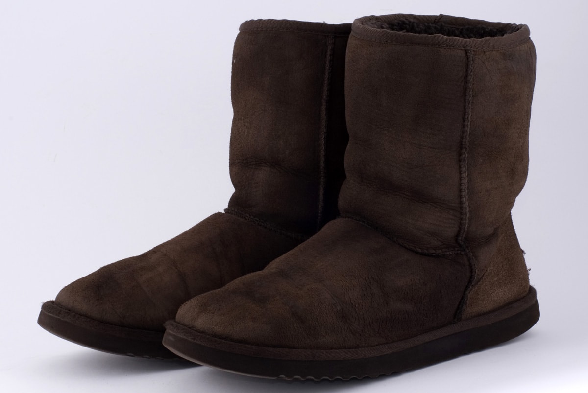 Zregenerowany brązowy kolor zamszu w butach UGG EMU Odnowiony kolor zamszu w butach UGG EMU