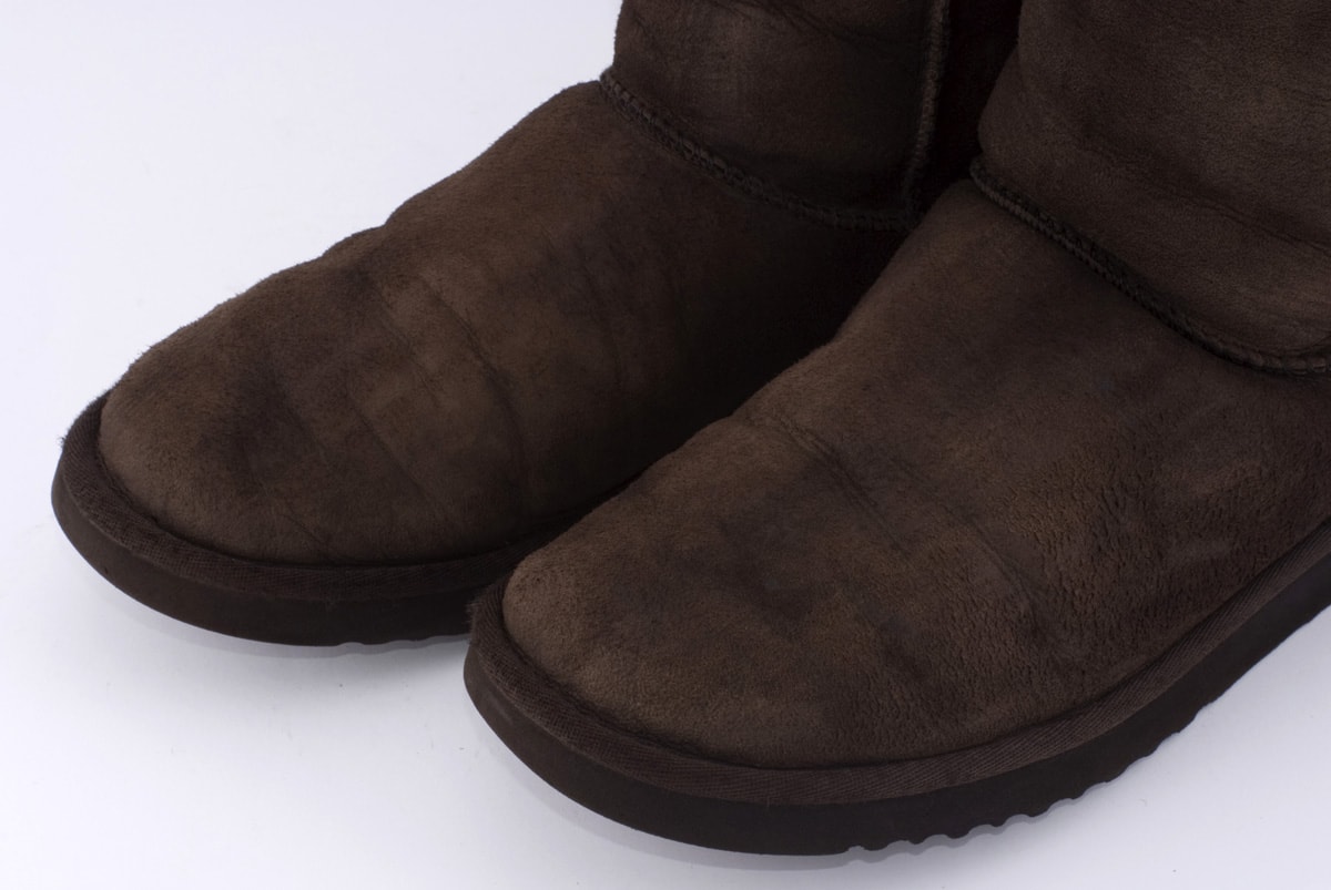 Odnowiony zamsz w butach UGG Zregenerowany brązowy zamszu butów UGG