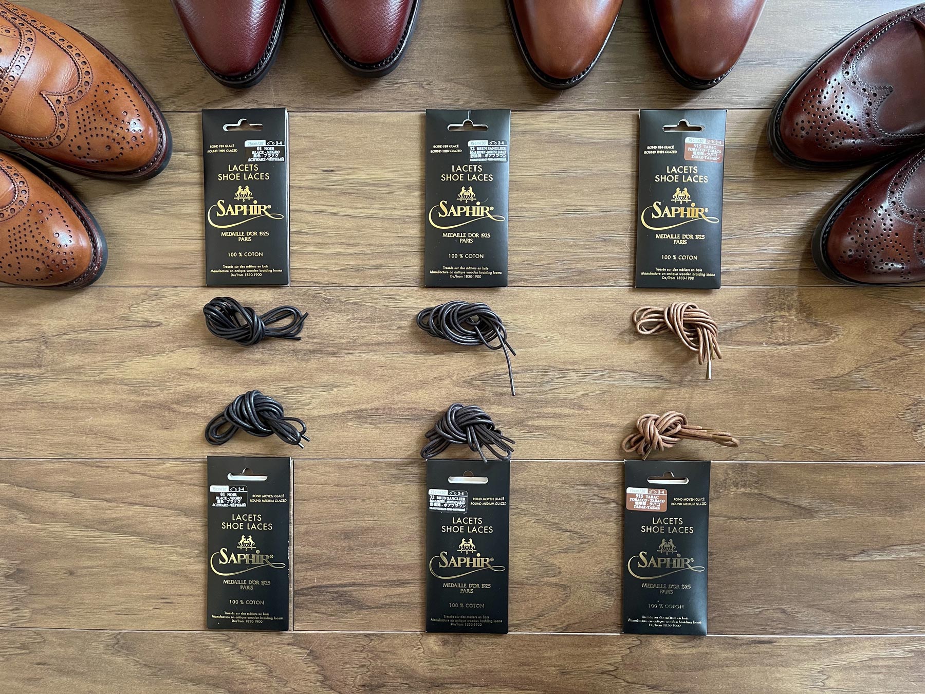 Kolekcja luksusowych sznurowadeł do butów garniturowych, eleganckich, klasycznych. Cienkie, okrągłe sznurówki do obuwia.